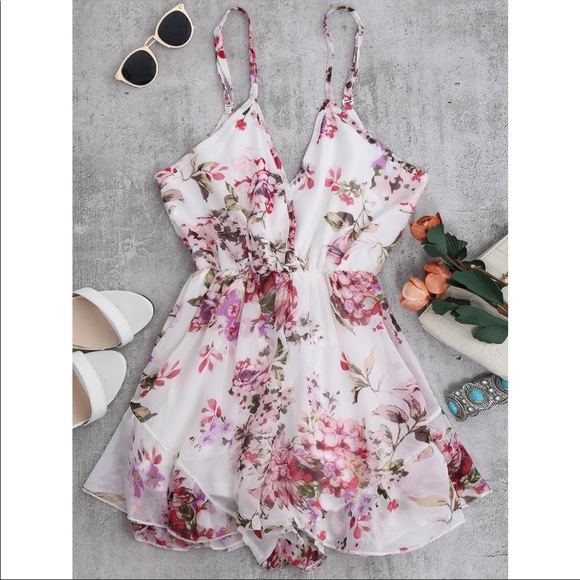 Chiffon Floral print romper Chic elegant classy - Picture 4 of 5
